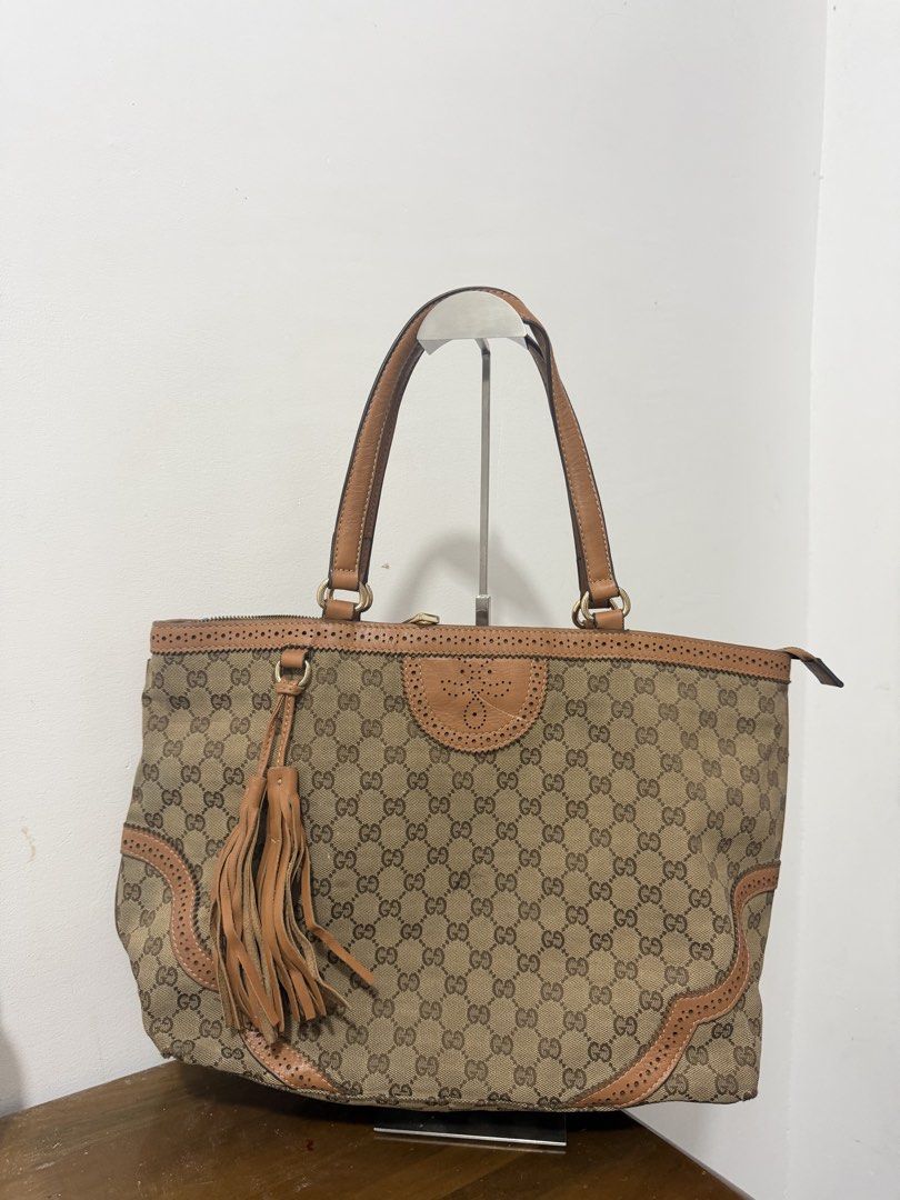 Gucci tote (Category: Luxury Bags & Wallets) located in Manila. Submitted by prelovedbyramiah (Listing ID 1469411620, Image 1). Description: can fit laptop.