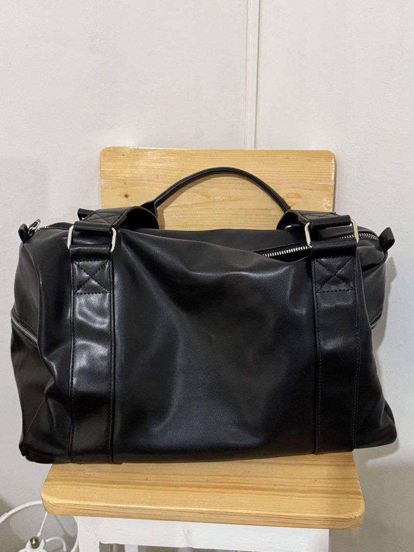 Guess Los Angeles Black Duffle Bag (Category: Shoulder Bags) located in Paranaque City. Submitted by shopdecalidad (Listing ID 1469438441, Image 2). Description: - Authentic Guess Los Angeles duffel bag in sleek black faux leather - Bold white horizontal stripes with signature branded lettering on the front - Secure top zipper closure with polished silver-tone hardware - Sturdy dual carry handles plus a matching adjustable logo shoulder strap - C
