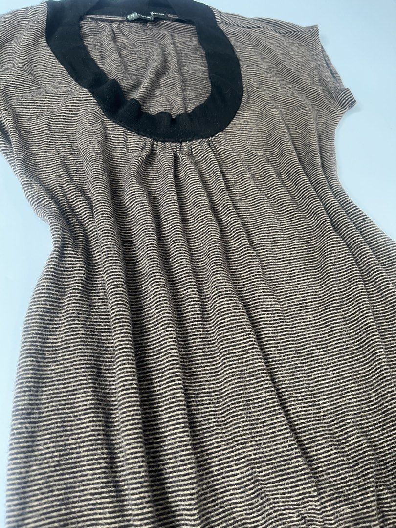 Guess Y2k Scoop Neck Top (Category: Blouses) located in Manila. Submitted by kerlythreads (Listing ID 1469532265, Image 2). Description: medium issue: minimal lints & missing rhinestones on logo.