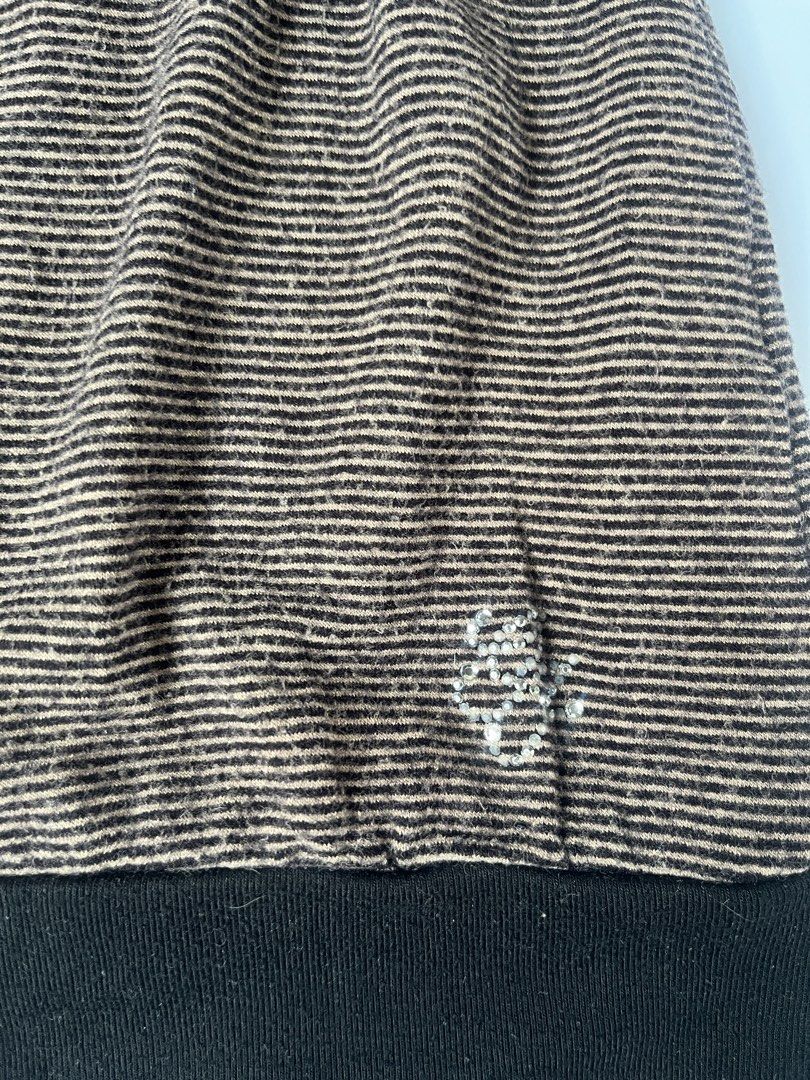 Guess Y2k Scoop Neck Top (Category: Blouses) located in Manila. Submitted by kerlythreads (Listing ID 1469532265, Image 3). Description: medium issue: minimal lints & missing rhinestones on logo.