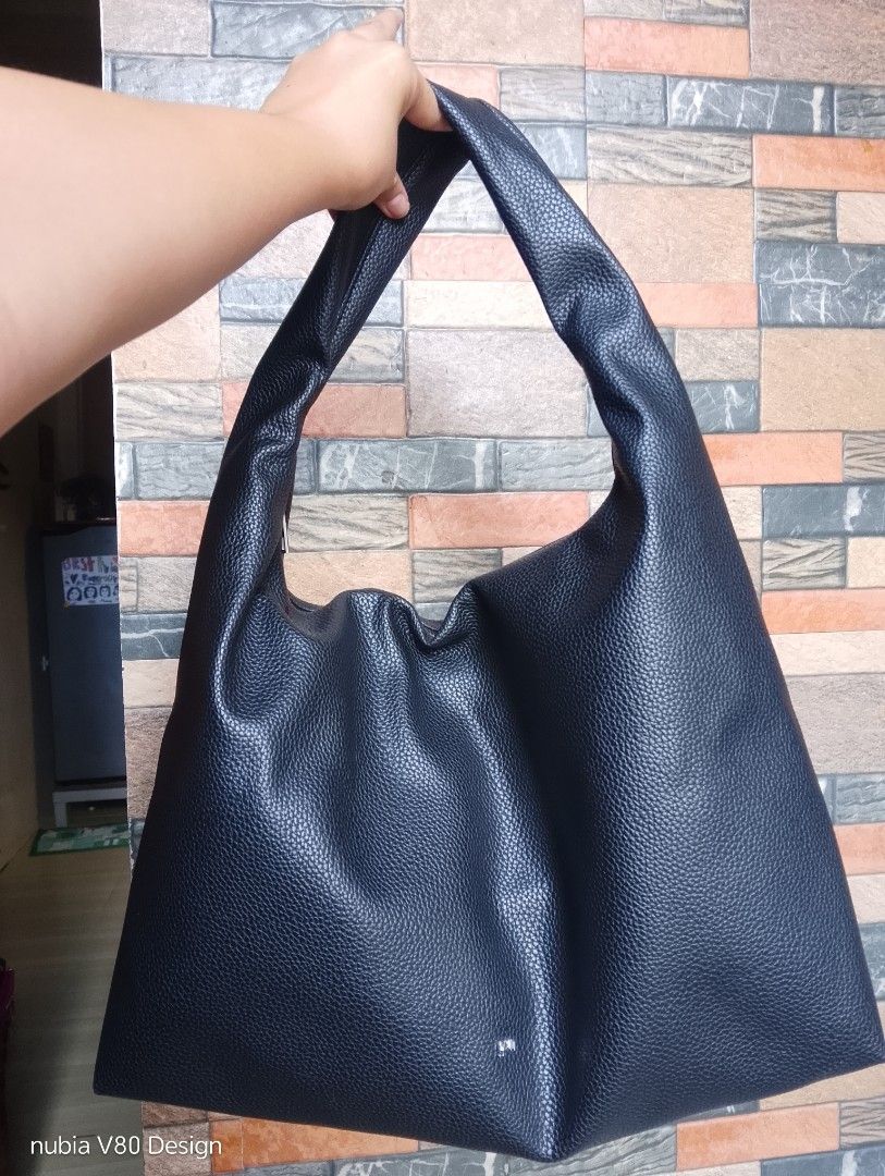 Gvn charcoal large (Category: Shoulder Bags) located in San Mateo. Submitted by grb_10 (Listing ID 1469420721, Image 1). Description: .