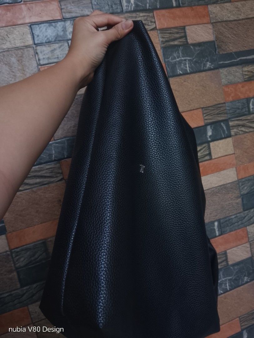 Gvn charcoal large (Category: Shoulder Bags) located in San Mateo. Submitted by grb_10 (Listing ID 1469420721, Image 3). Description: .