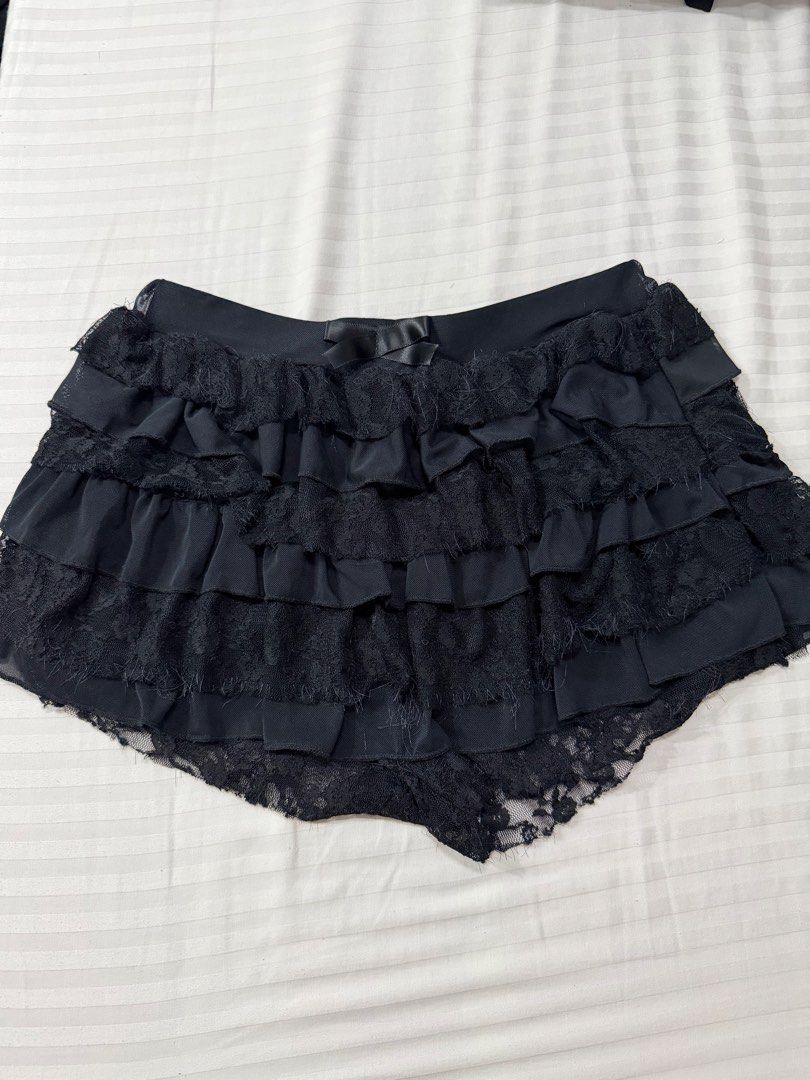 Halloween costume set (Category: Evening dresses & gowns) located in Pasig City. Submitted by bonniebuys_23 (Listing ID 1469544763, Image 2). Description: Size small for both Used once! issues: not visible stains price is negotiable:).