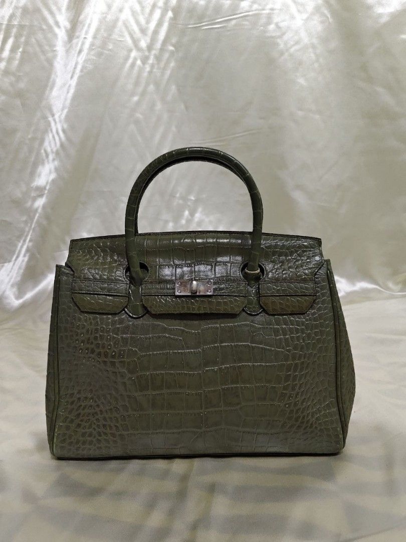 HANDBAG WITH ISSUE 600 (Category: Luxury Bags & Wallets) located in Gamu. Submitted by 2022bagsbunny (Listing ID 1469403549, Image 1). Description: .