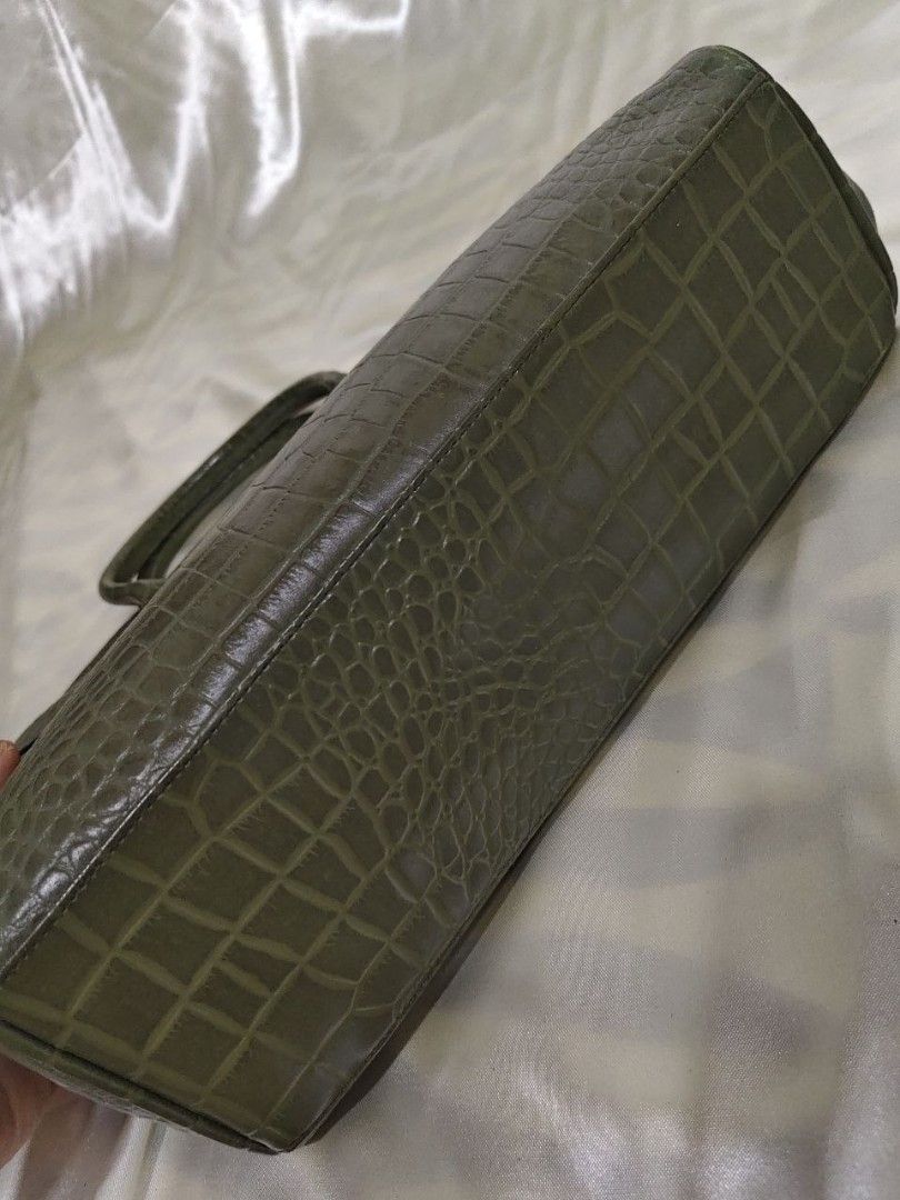 HANDBAG WITH ISSUE 600 (Category: Luxury Bags & Wallets) located in Gamu. Submitted by 2022bagsbunny (Listing ID 1469403549, Image 2). Description: .