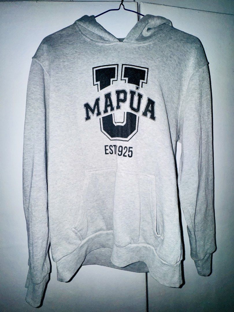 Harry Potter Fluffy Maroon Sweatshirt Size M (Category: Coats, Jackets and Outerwear) located in Valenzuela. Submitted by styledtwicethriftshop (Listing ID 1469489992, Image 2). Description: Cozy maroon Harry Potter sweatshirt with Hogwarts embroidery, navy blue collar, and soft fleece lining. Size M and perfect for cold weather..