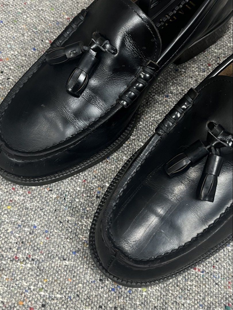 Harutá Black Tassel Loafers (Category: Casual Shoes) located in Zamboanga. Submitted by deconstrukt.fit (Listing ID 1469394363, Image 3). Description: Harutá Black Tassel Loafers Classic Black Haruta Tassel Loafers crafted from genuine leather. This specific model features a traditional apron toe, woven leather lace detailing around the collar, and decorative twin tassels on the vamp. Tagged Size: 25 1/2 US Men: 7.5 CM: 25.5” EUR: 40.5 Height: 3 