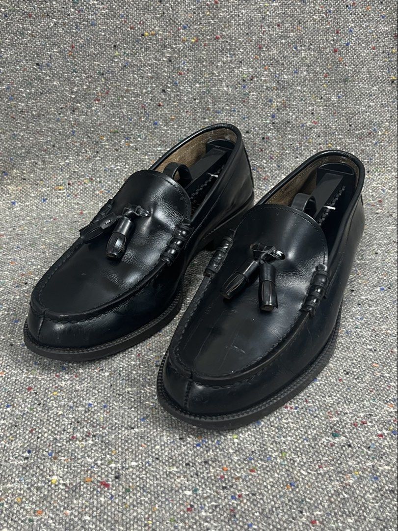 Harutá Black Tassel Loafers (Category: Casual Shoes) located in Zamboanga. Submitted by deconstrukt.fit (Listing ID 1469394363, Image 1). Description: Harutá Black Tassel Loafers Classic Black Haruta Tassel Loafers crafted from genuine leather. This specific model features a traditional apron toe, woven leather lace detailing around the collar, and decorative twin tassels on the vamp. Tagged Size: 25 1/2 US Men: 7.5 CM: 25.5” EUR: 40.5 Height: 3 