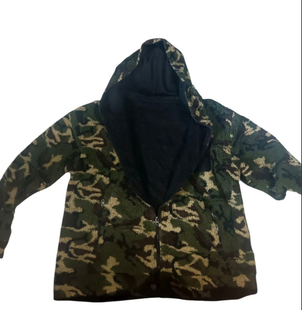 Heavyweight Camo Hoodie (Category: Coats, Jackets and Outerwear) located in Manila. Submitted by hyubeyissellingdawg (Listing ID 1469521430, Image 2). Description: .