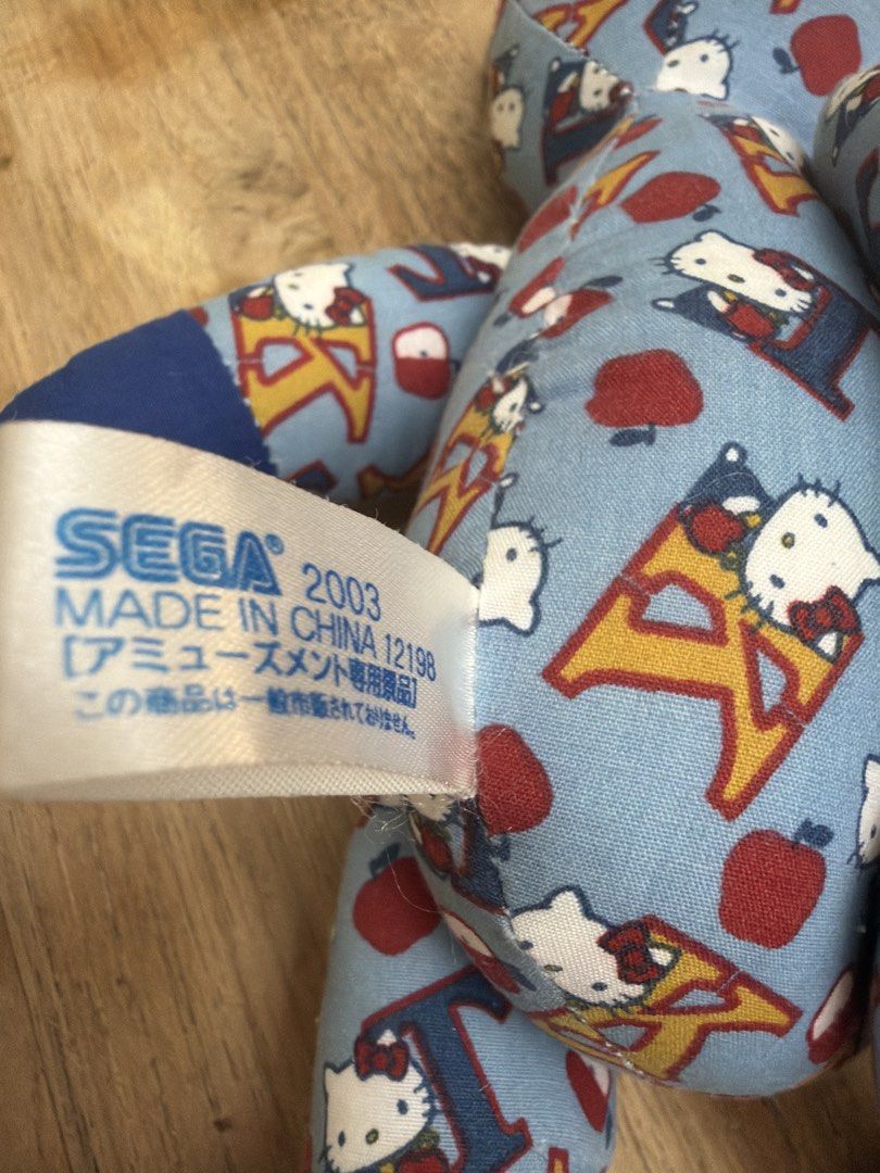 Hello kitty （分類：絨毛玩具）位於 Hong Kong。 由 misswongwong_ 提交（商品編號 1469541981，圖片 2）。簡介： 2003年復古小紅泰迪熊Hello Kitty公仔，絕版珍藏Vintage。