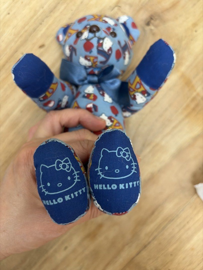 Hello kitty （分類：絨毛玩具）位於 Hong Kong。 由 misswongwong_ 提交（商品編號 1469541981，圖片 4）。簡介： 2003年復古小紅泰迪熊Hello Kitty公仔，絕版珍藏Vintage。