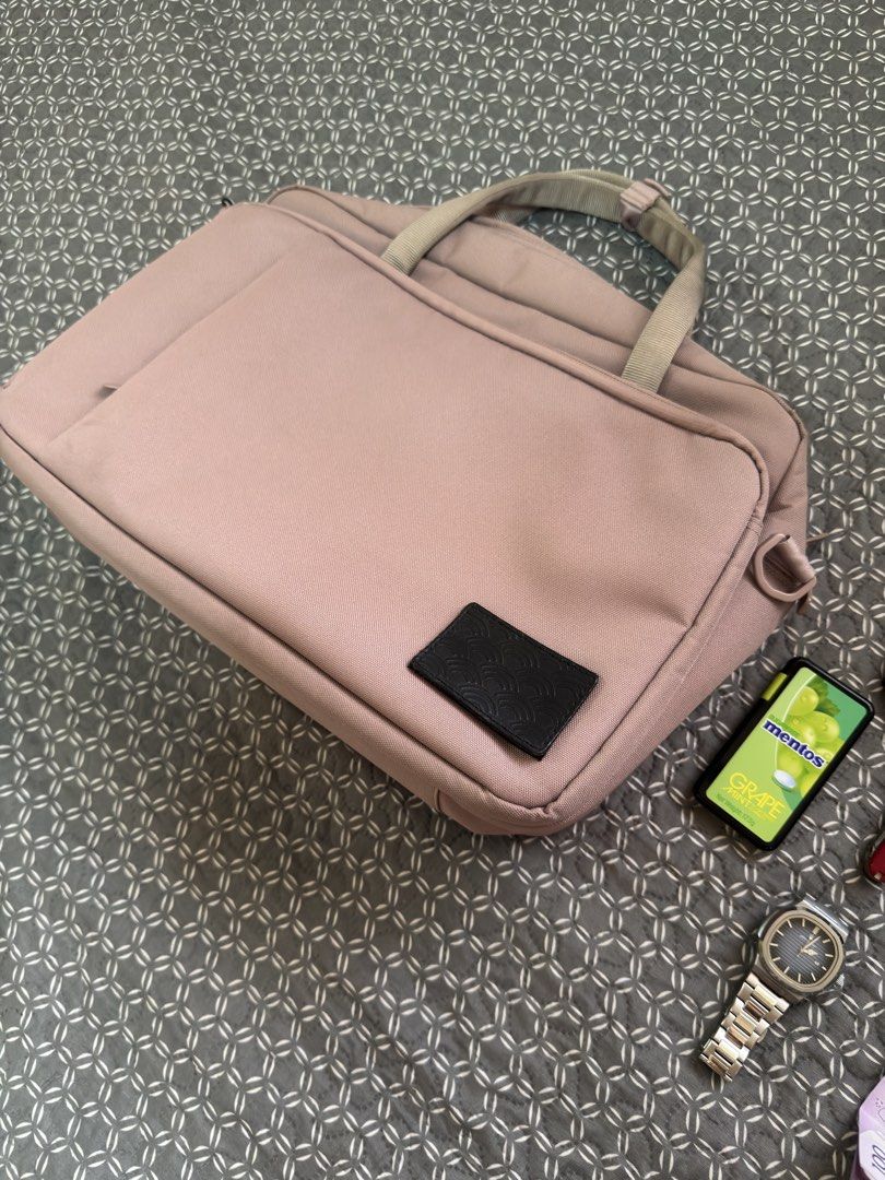 Herschel Tech Gibson (ash rose) (Category: Briefcases) located in Rizal. Submitted by popoy_23 (Listing ID 1469552402, Image 2). Description: - supposedly a project bag because the materials and compartments are great for EDC and tech. But need funds now :) - got the ash rose color as it's a subtle elegant rose color - added velcro patch but I can remove, inckuding black zipper pulls - this for: men or women that wants everyrhing in a compact bag