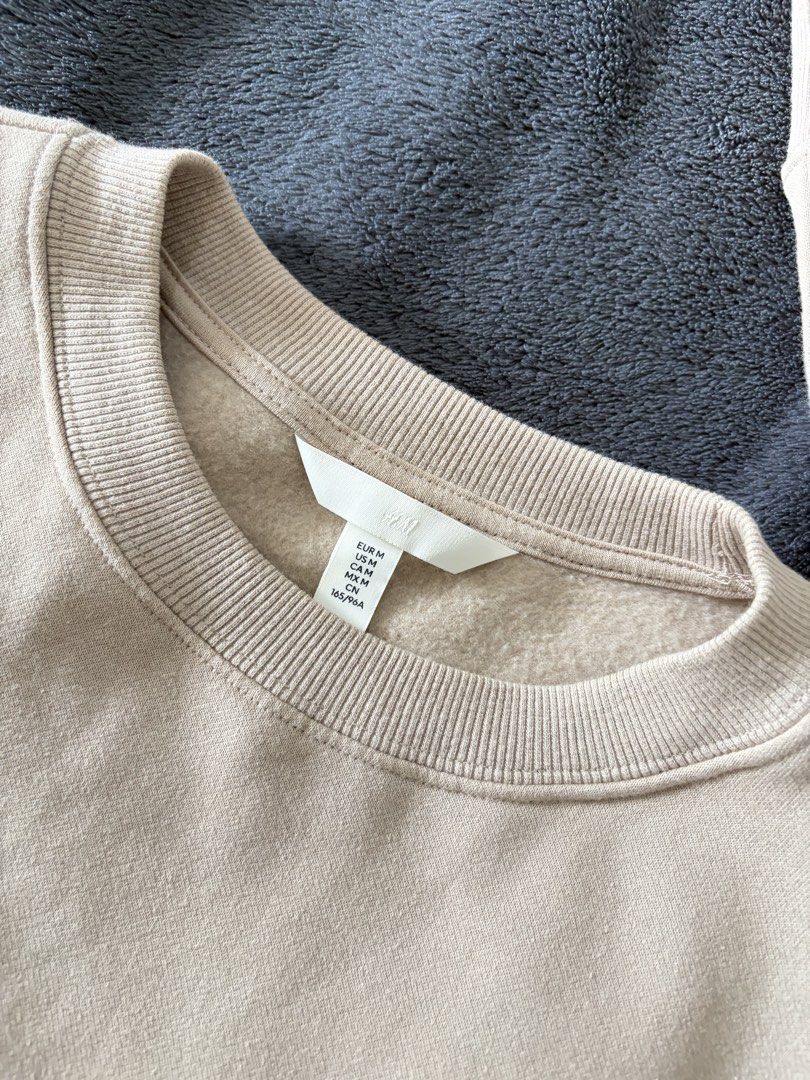 H&M Beige Crewneck Sweatshirt Size M (Category: Coats, Jackets and Outerwear) located in Quezon City. Submitted by marifavo (Listing ID 1469447967, Image 2). Description: - Brand: H&M - Item: Crewneck sweatshirt - Color: Versatile beige - Size: Medium (M) - Lining: Soft fleece for extra warmth - Details: Ribbed collar, cuffs, and hem - Style: Easy to pair for everyday casual wear.