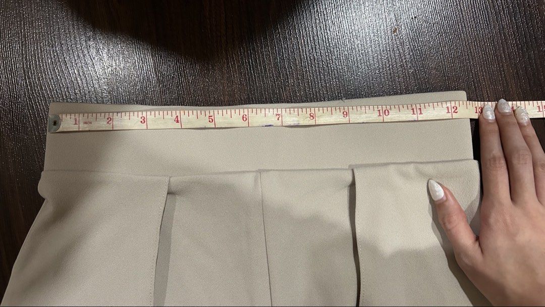 H&M Beige Highwaist shorts (Category: Shorts) located in Manila. Submitted by wengobaco (Listing ID 1469550898, Image 3). Description: No tag but never been used Highwaist shorts Size XS Can fit up to 25in based on tape measure (see last pic) Stretchable waist band rfs: decluttering and super highwaisted on me Loc: QC MOP: GCash only MOD: Lalamove/Grab (buyer will book and shoulder df).