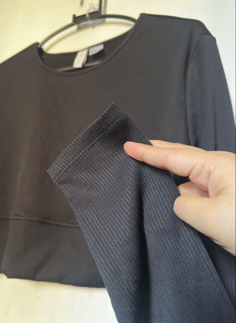 H&M black croptop longsleeve (Category: Longsleeves) located in Cavite. Submitted by chicfinds.slay (Listing ID 1469505425, Image 3). Description: ✨used once ✨fitted when worn @ h&m FR ✨like new condition ✨ best fit m-l body frame ✨xl actual size but fits m-semi xl bodyframe.