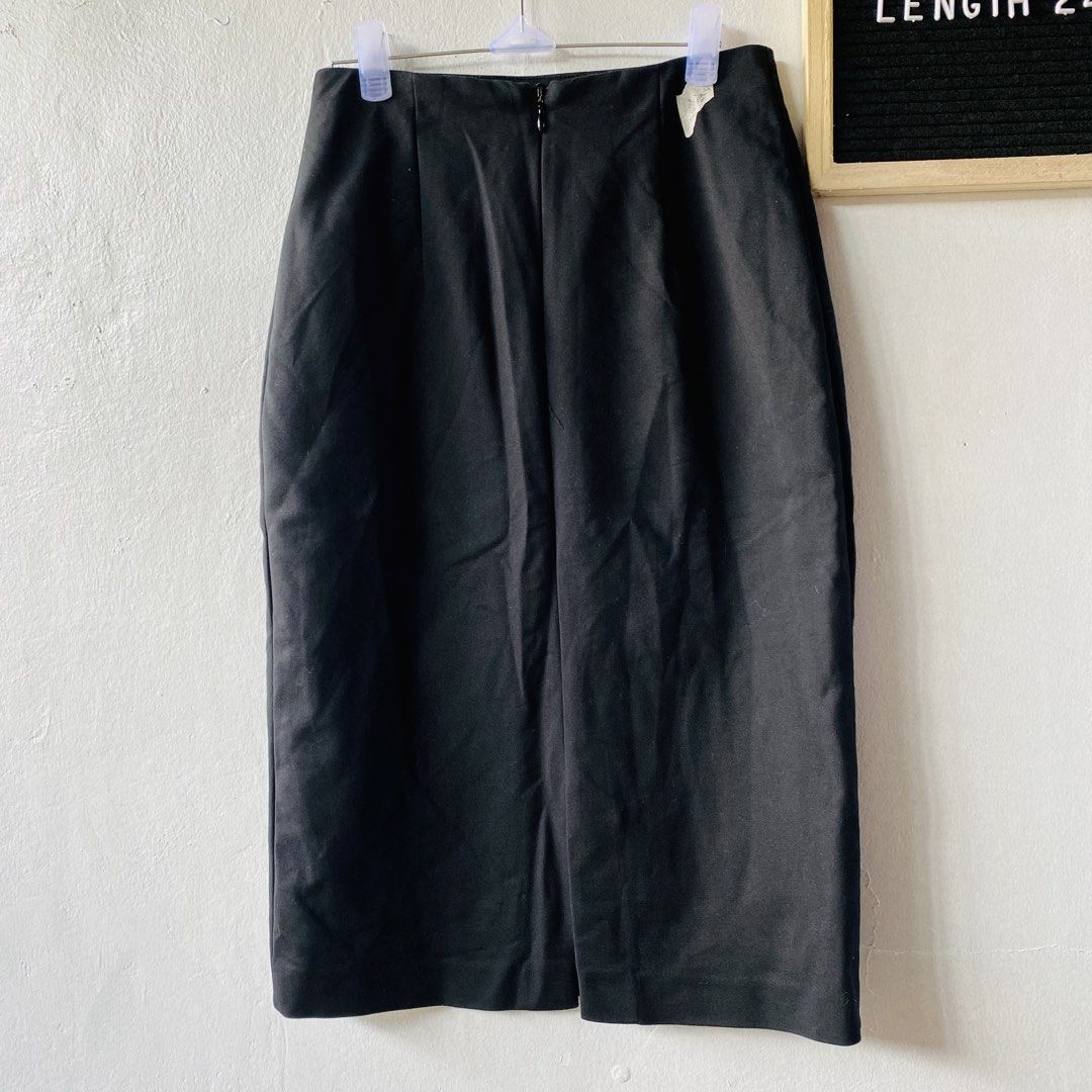 H&M Black Midi Skirt (Category: Skirts) located in Caloocan City. Submitted by lovemyclothes21 (Listing ID 1469407221, Image 2). Description: - Brand: H&M - Color: Black - Size: EUR 34 / US 4 (Waist: 24 inches) - Length: 24 inches - Material/Origin: Made in Bangladesh - Closure: Back zip - Style: Classic midi skirt, easy to pair with office or casual tops.