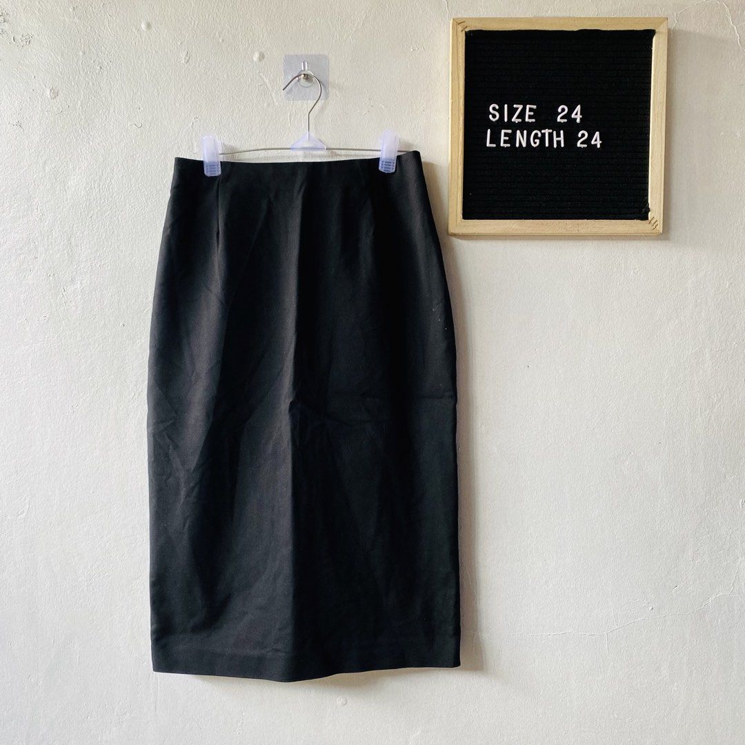 H&M Black Midi Skirt (Category: Skirts) located in Caloocan City. Submitted by lovemyclothes21 (Listing ID 1469407221, Image 1). Description: - Brand: H&M - Color: Black - Size: EUR 34 / US 4 (Waist: 24 inches) - Length: 24 inches - Material/Origin: Made in Bangladesh - Closure: Back zip - Style: Classic midi skirt, easy to pair with office or casual tops.