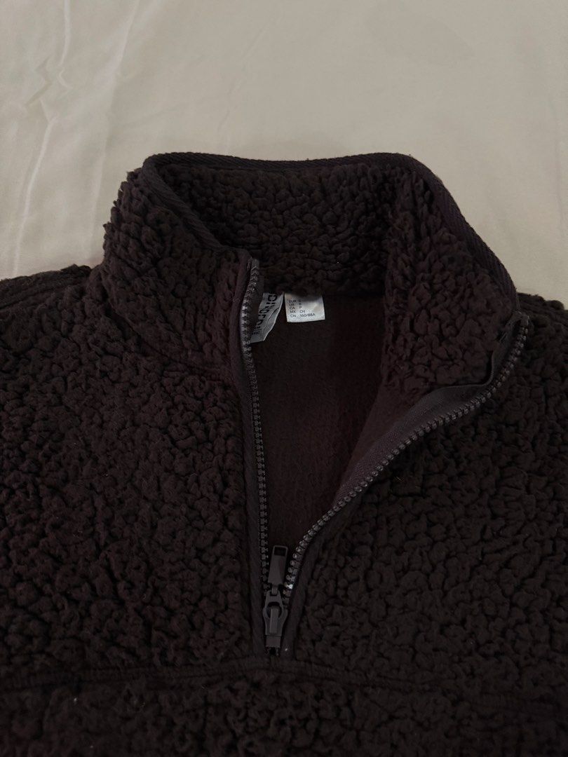 H&M Brown Sherpa Fleece Quarter Zip Pullover (Category: Coats, Jackets and Outerwear) located in Caloocan City. Submitted by triciadrilvs (Listing ID 1469441364, Image 2). Description: - Brand/Model: H&M brown sherpa fleece pullover - Size: Small (fits true to size) - Design: Quarter-zip neck with a tall collar - Material: Super soft, fuzzy, and warm - Ideal for: Cozy everyday winter layering.