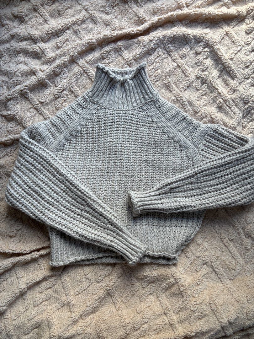 H&M Chunky Turtleneck Sweater Grey XS (Category: Longsleeves) located in Mandaluyong City. Submitted by mclldmrl (Listing ID 1469463385, Image 1). Description: - Brand: H&M - Size: US XS - Color: Grey - Material: 55% polyester, 45% acrylic - Texture: Heavy knit with thick ribbing at neck, cuffs, and hem - Sleeve: Long raglan sleeves - Care: Dry flat - Condition: Excellent, warm winter piece.