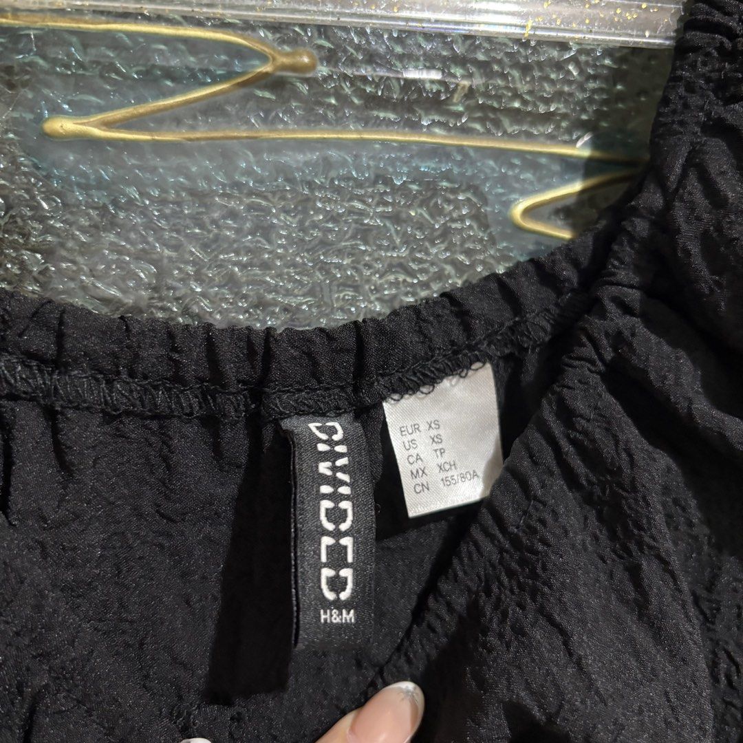 H&M Cropped Puff Sleeve (Category: Blouses) located in Caloocan City. Submitted by declutter.cal (Listing ID 1469543808, Image 2). Description: Xs-s.