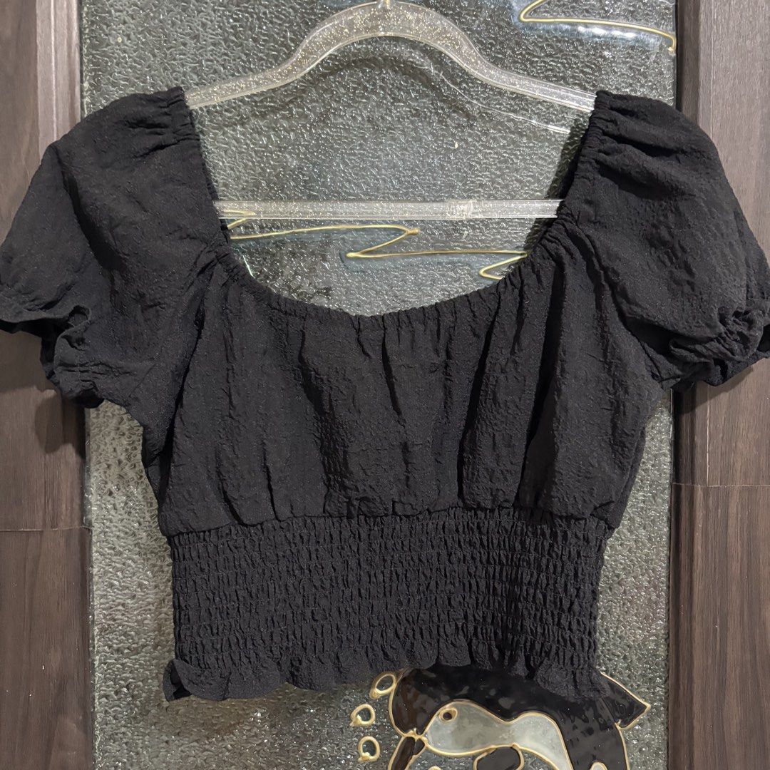 H&M Cropped Puff Sleeve (Category: Blouses) located in Caloocan City. Submitted by declutter.cal (Listing ID 1469543808, Image 3). Description: Xs-s.