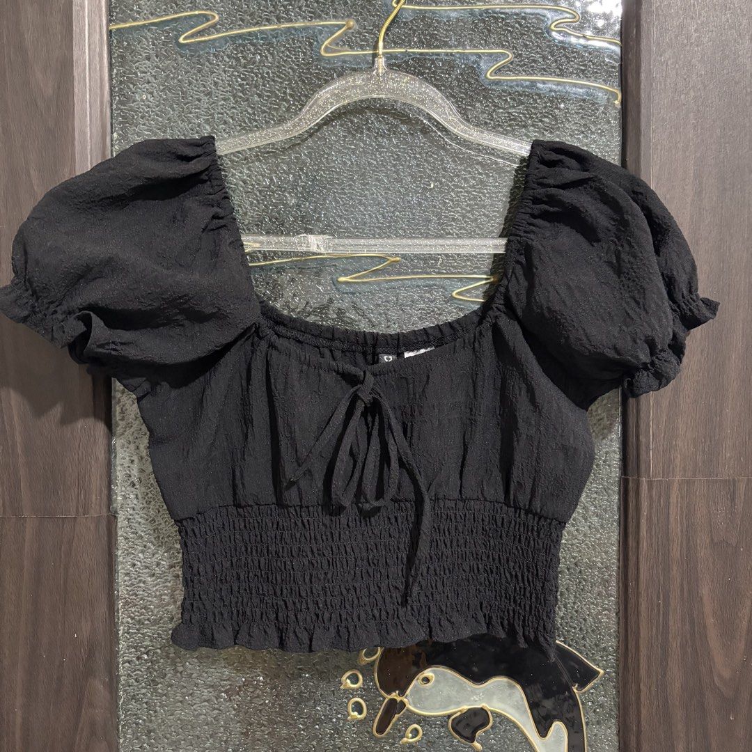 H&M Cropped Puff Sleeve (Category: Blouses) located in Caloocan City. Submitted by declutter.cal (Listing ID 1469543808, Image 1). Description: Xs-s.