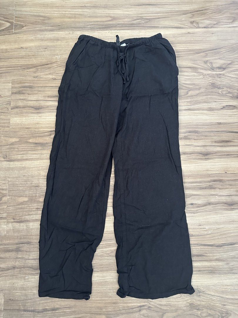 H&M Divided Black Drawstring Casual Pants XXS (Category: Joggers) located in Paranaque City. Submitted by declutterwyae (Listing ID 1469403988, Image 2). Description: - Brand: H&M Divided - Size: XXS - Color: Black - Fit: Relaxed, wide-leg - Waist: Elastic with matching drawstring - Features: Convenient side pockets - Fabric: Lightweight, ideal for warm weather or lounging.