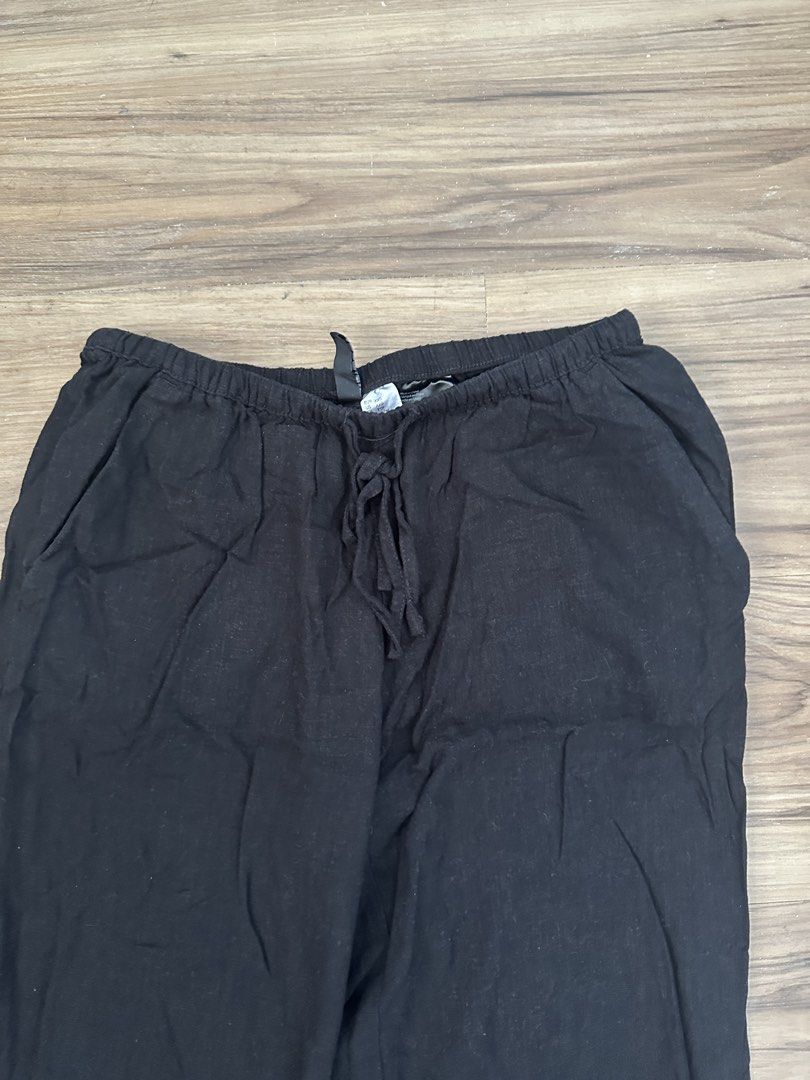 H&M Divided Black Drawstring Casual Pants XXS (Category: Joggers) located in Paranaque City. Submitted by declutterwyae (Listing ID 1469403988, Image 1). Description: - Brand: H&M Divided - Size: XXS - Color: Black - Fit: Relaxed, wide-leg - Waist: Elastic with matching drawstring - Features: Convenient side pockets - Fabric: Lightweight, ideal for warm weather or lounging.