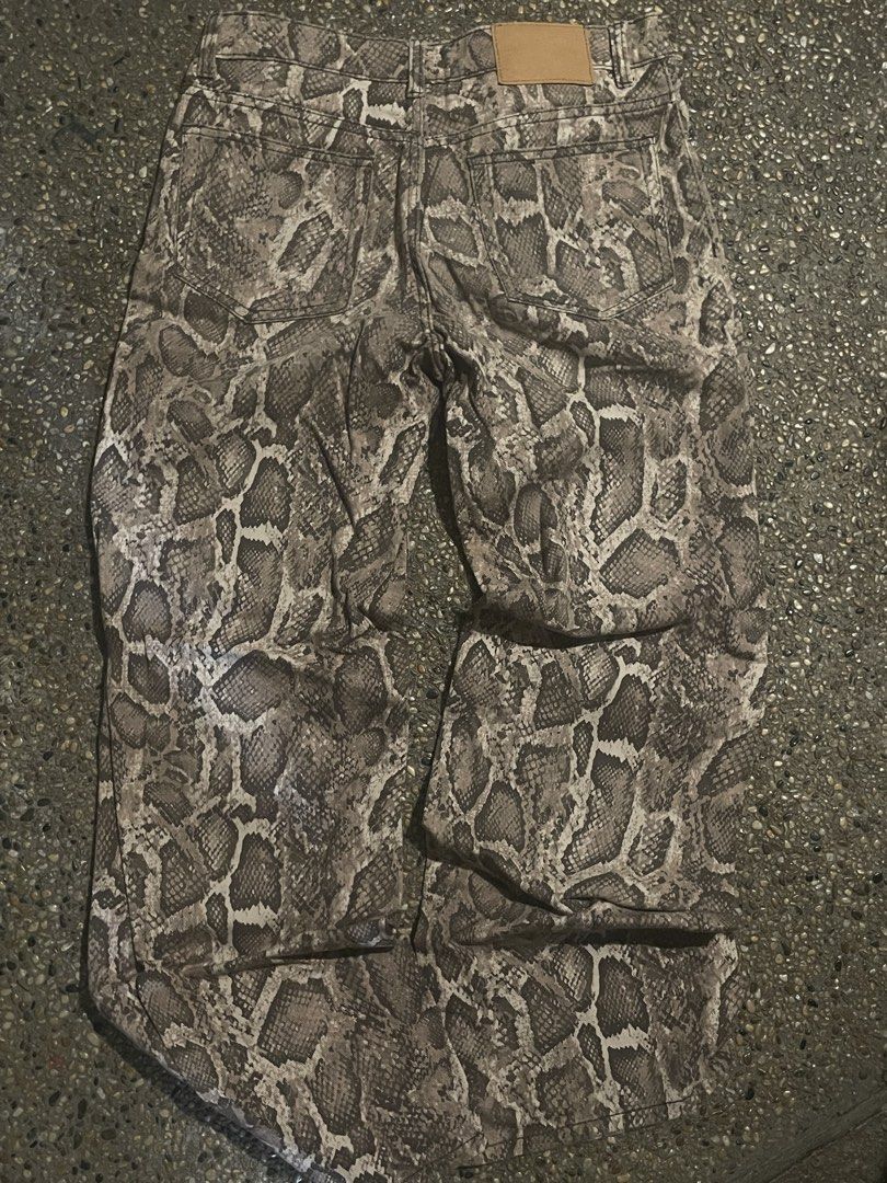 H&M Divided Snake Print Jeans Size 2 (Category: Jeans) located in Manila. Submitted by qheish (Listing ID 1469418809, Image 3). Description: H&M Divided Snake Print Jeans Size 2 Condition Rate: 10/10 Color Rate: 10/10 Issue: N/A Waist : 16 Inches Length : 40 Inches Deal Method: Sent via J&T Payment: Online Payment 📩Pm for more details📩 - Brand: H&M Divided - Style: Snake print denim jeans - Color: Brown and beige pattern - Size: US 2 / EUR 34 /