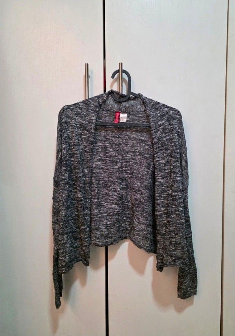 H&M gray cardigan (XS) (Category: Coats, Jackets and Outerwear) located in Mandaluyong City. Submitted by qnnrslmvrdn (Listing ID 1469491952, Image 1). Description: H&M gray cardigan Please only communicate with me through Carousell..