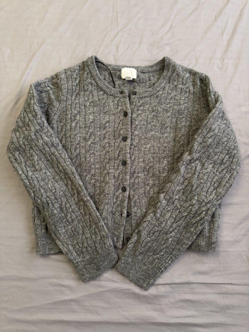 H&M grey cardigan sweater (Category: Longsleeves) located in Pasig City. Submitted by katsud0oon (Listing ID 1469448021, Image 1). Description: .