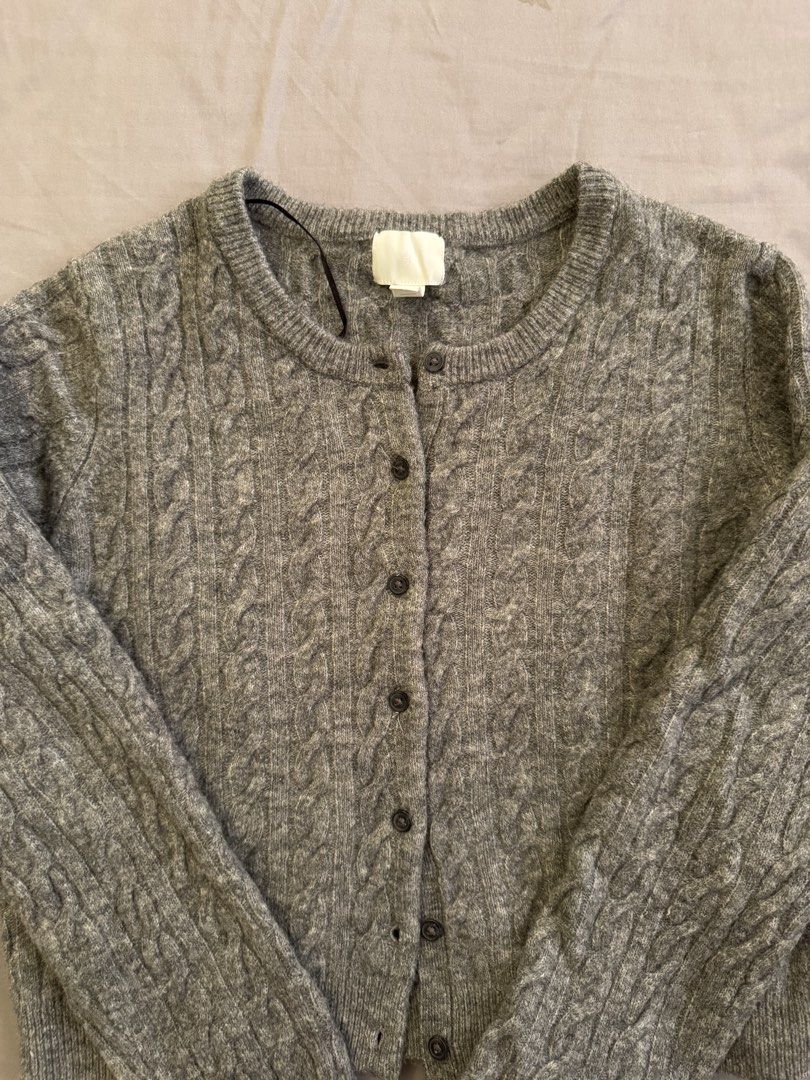 H&M grey cardigan sweater (Category: Longsleeves) located in Pasig City. Submitted by katsud0oon (Listing ID 1469448021, Image 2). Description: .