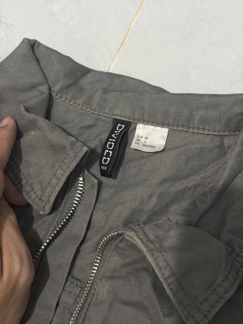 H&M Jumpsuit Overall (Category: Coats, Jackets and Outerwear) located in Mandaluyong City. Submitted by vinhartdgdeclutter (Listing ID 1469571932, Image 2). Description: .