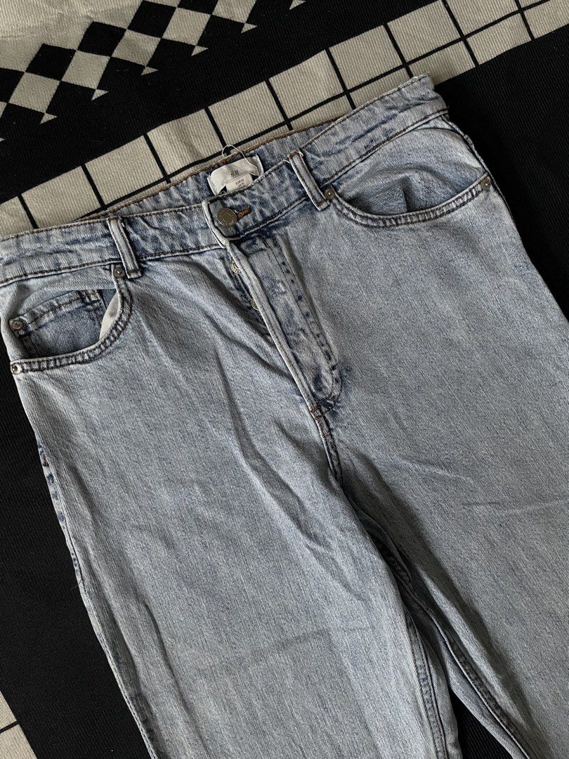 H&M Light Wash Denim Jeans (Category: Jeans) located in Naga. Submitted by curatedslips (Listing ID 1469506354, Image 2). Description: H&M Light Blue Wash Jeans 📏 33W x 39L x 7” hem ⚠️ Slight yellow stains .