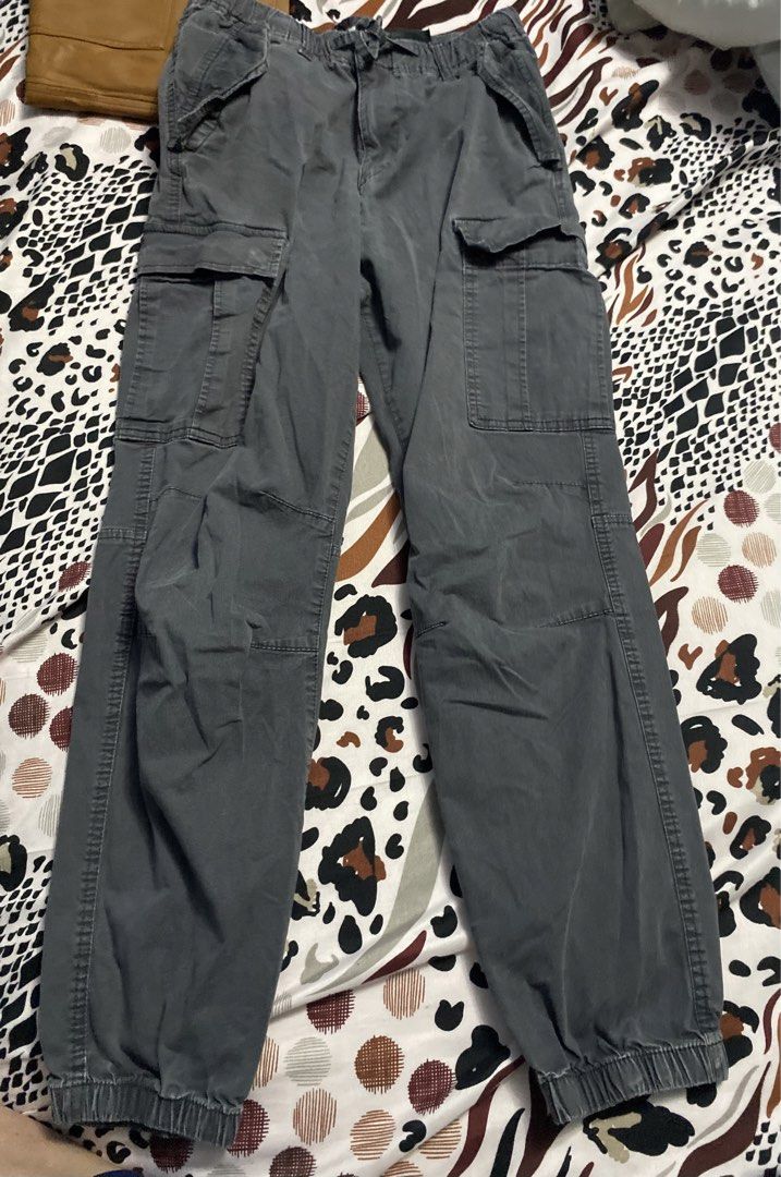 H&M men"s joggers 450 each (Category: Joggers) located in Quezon City. Submitted by elmiras_closet (Listing ID 1469464194, Image 2). Description: good condition original apparel from US Blumbagan box.