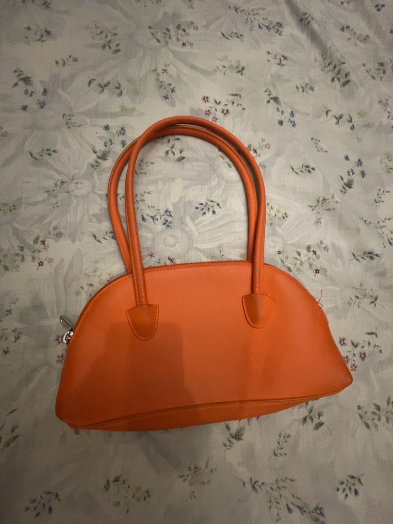 H&M Orange Shoulder Bag (Category: Shoulder Bags) located in Marikina City. Submitted by prelovedbyshams.sy (Listing ID 1469494211, Image 1). Description: .