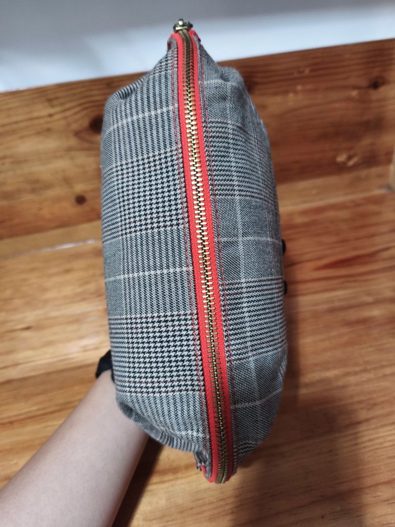 H&M pouch (Category: Purses & Pouches) located in Baguio. Submitted by queenlyne_vintage_rare_finds (Listing ID 1469407748, Image 3). Description: .
