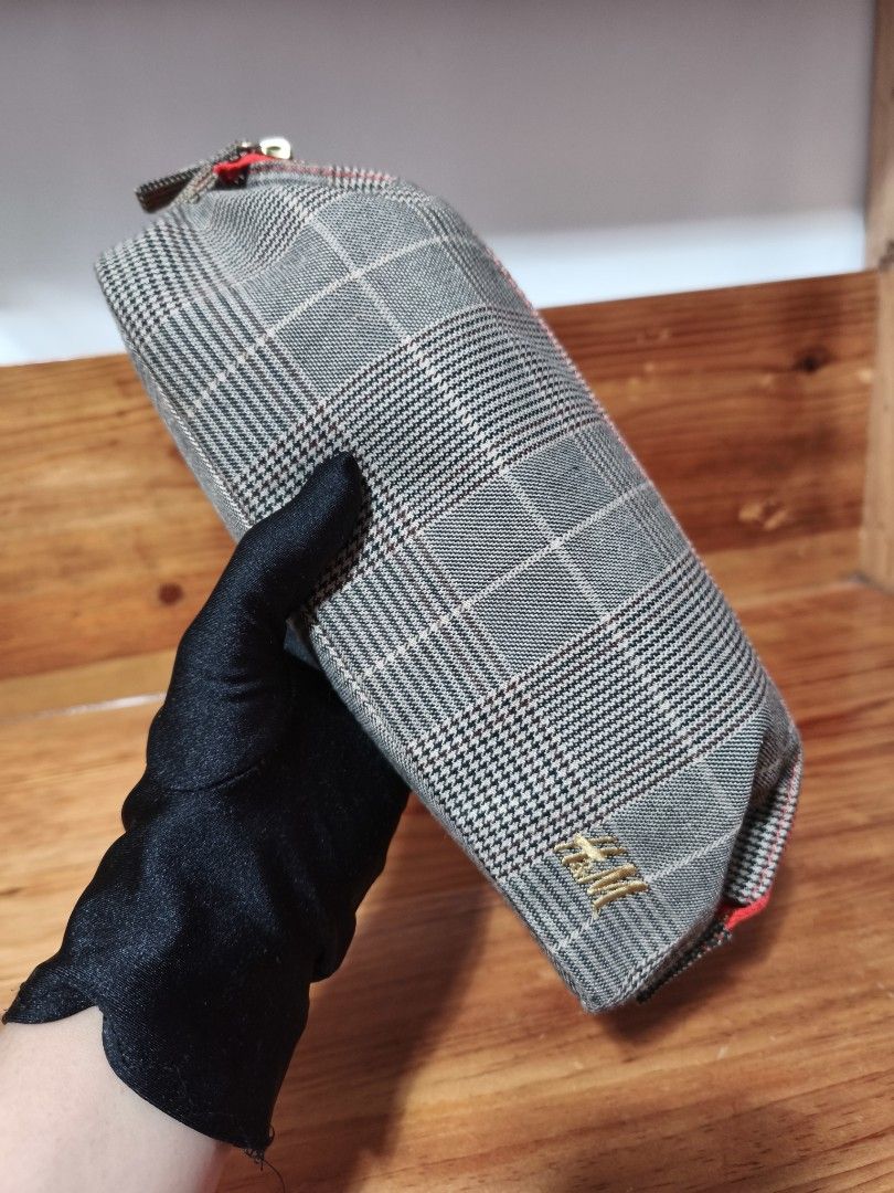 H&M pouch (Category: Purses & Pouches) located in Baguio. Submitted by queenlyne_vintage_rare_finds (Listing ID 1469407748, Image 1). Description: .