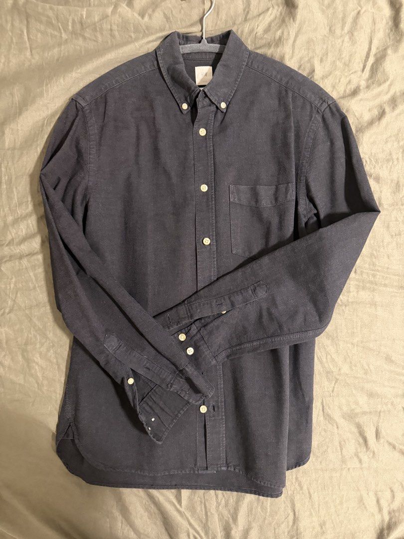 H&M Regular Fit Dark Grey Button-Down Shirt Size S (Category: Tshirts & Polo Shirts ) located in Las Pinas. Submitted by luisanthonydelacruz (Listing ID 1469520120, Image 1). Description: - Brand: H&M - Color: Dark Grey - Size: Small (Regular Fit) - Material: 100% Cotton (Soft and comfortable texture) - Features: Long sleeves with button cuffs, standard front button closure, single chest pocket - Origin: Made in Bangladesh - Condition: Excellent 