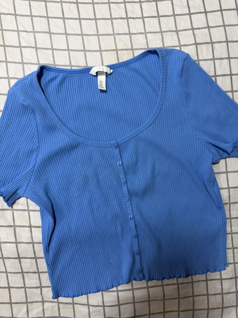 H&M ribbed button-front crop top (Category: Others Tops) located in Quezon City. Submitted by pinkystrends.co (Listing ID 1469471608, Image 2). Description: .