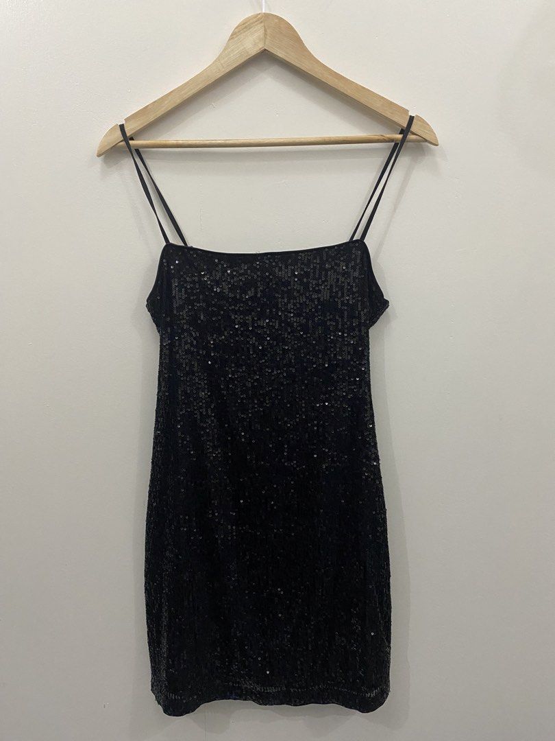 H&M sequined mini black dress (Category: Dresses) located in Paranaque City. Submitted by senseofstyle01 (Listing ID 1469493192, Image 1). Description: .