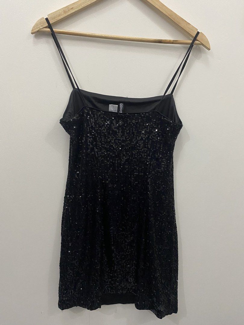 H&M sequined mini black dress (Category: Dresses) located in Paranaque City. Submitted by senseofstyle01 (Listing ID 1469493192, Image 3). Description: .