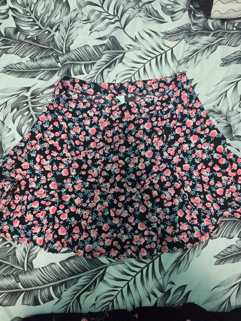 H&M Skirt (Category: Skirts) located in Agdangan. Submitted by closetbysamita (Listing ID 1469499530, Image 1). Description: H&M Skirt Good as new Fits M-L.