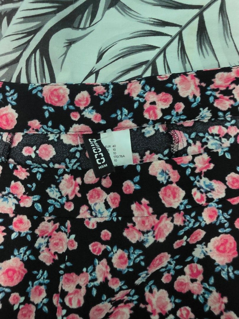 H&M Skirt (Category: Skirts) located in Agdangan. Submitted by closetbysamita (Listing ID 1469499530, Image 2). Description: H&M Skirt Good as new Fits M-L.