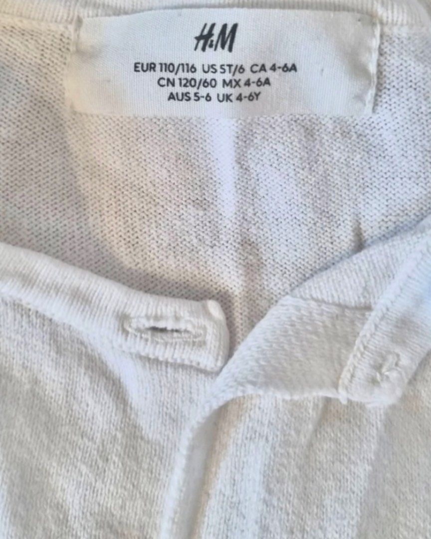 H&M White Cardigan (Category: Coats, Jackets and Outerwear) located in Manila. Submitted by maisondrop.mnl (Listing ID 1469541367, Image 2). Description: 📍Manila base 🚗 shipping nationwide via J&T.