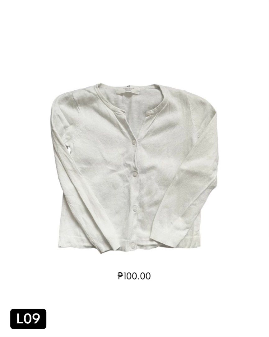 H&M White Cardigan (Category: Coats, Jackets and Outerwear) located in Manila. Submitted by maisondrop.mnl (Listing ID 1469541367, Image 1). Description: 📍Manila base 🚗 shipping nationwide via J&T.