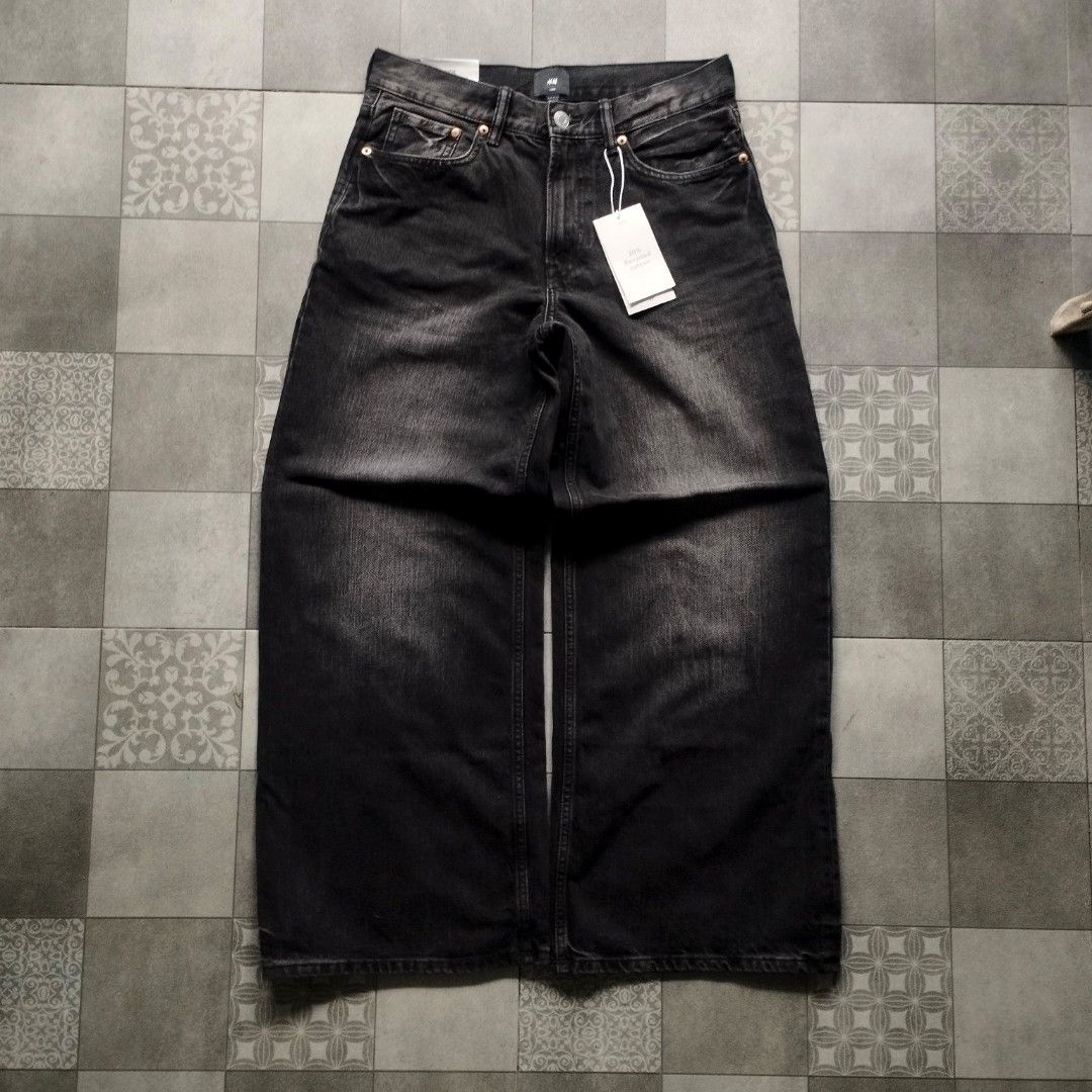 H&M WIDE LEG (Category: Jeans) located in Batangas. Submitted by adrianbanawa259 (Listing ID 1469506236, Image 1). Description: Color may vary due to lighting. RFS: WRONG SIZE (natapon yung receipt kaya hindi ma teturn) Waist: 30 inches Length: 39 inches Leg open: 12.5 no issue.