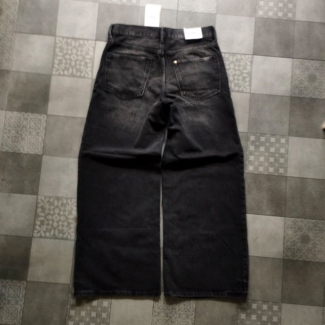 H&M WIDE LEG (Category: Jeans) located in Batangas. Submitted by adrianbanawa259 (Listing ID 1469506236, Image 2). Description: Color may vary due to lighting. RFS: WRONG SIZE (natapon yung receipt kaya hindi ma teturn) Waist: 30 inches Length: 39 inches Leg open: 12.5 no issue.