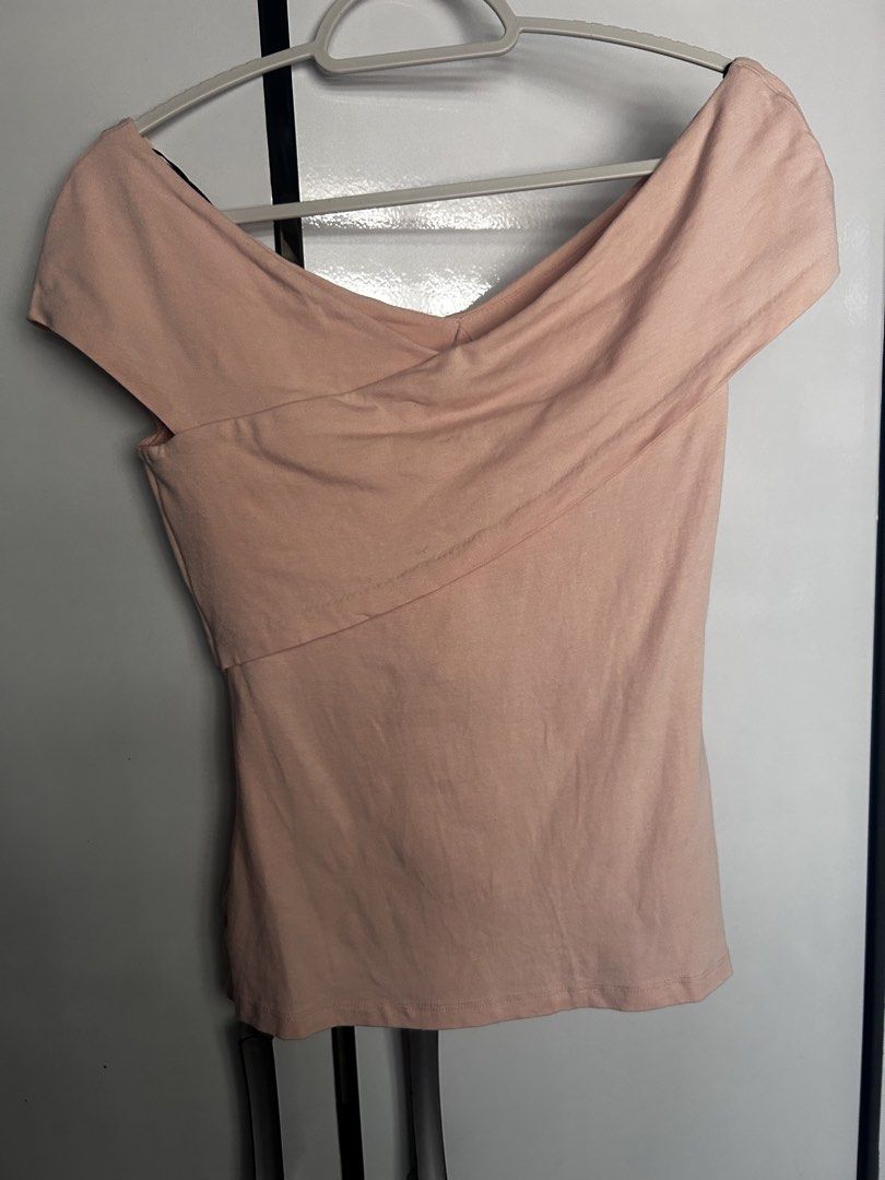 H&M Wrap Off-Shoulder Top (Category: Others Tops) located in Pasig City. Submitted by ladyleslieisletavelarde4902 (Listing ID 1469430809, Image 3). Description: A chic, ultra-feminine short-sleeve top featuring an elegant cross-over wrap bust design and an off-the-shoulder neckline. Brand: H&M Tag Size: Extra Small (EUR XS / US XS / CN 160/80A) Recommended Fit: Fits Extra Small (XS) Shipping c/o buyer Purchase direct from store.