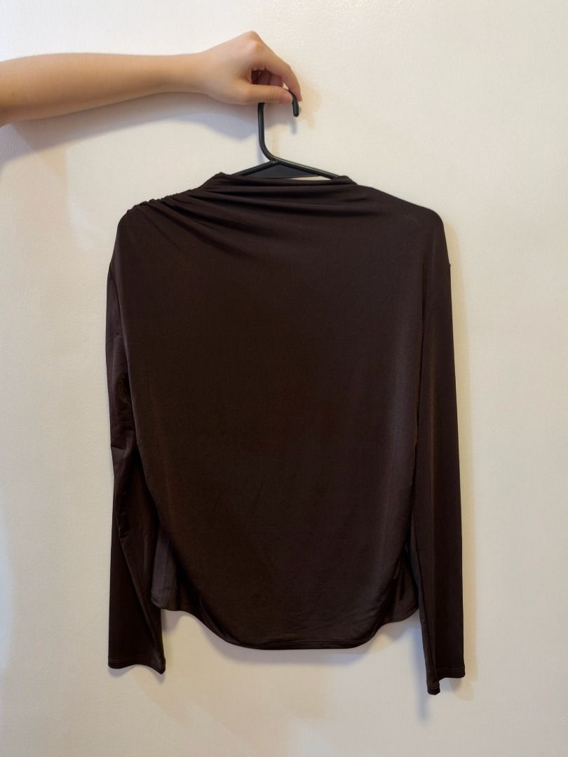 HNM Mock Neck Brown (Category: Longsleeves) located in Paranaque City. Submitted by juju_closet (Listing ID 1469450627, Image 1). Description: - Used once. 10/10 condition. Size: Medium RFS: Decluttering Price negotiable..